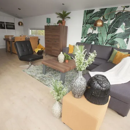 Cozy Garden W Fireplace Vakantiehuis