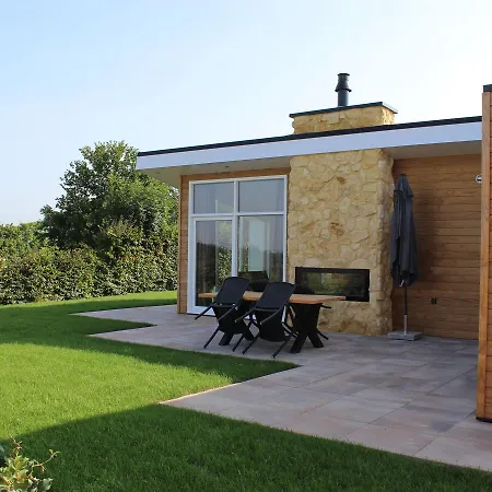 Cozy Garden W Fireplace Ferienhaus