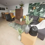 Cozy Garden W Fireplace Feriehus