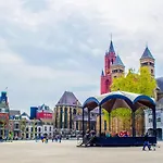 Cozy Garden W Fireplace *