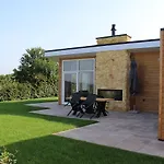 Cozy Garden W Fireplace Feriehus