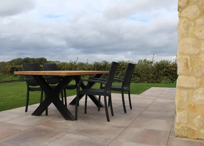 Cozy Garden W Fireplace Vakantiehuis